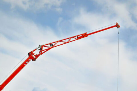 Dwusekcyjny kratownicowy wysięgnik