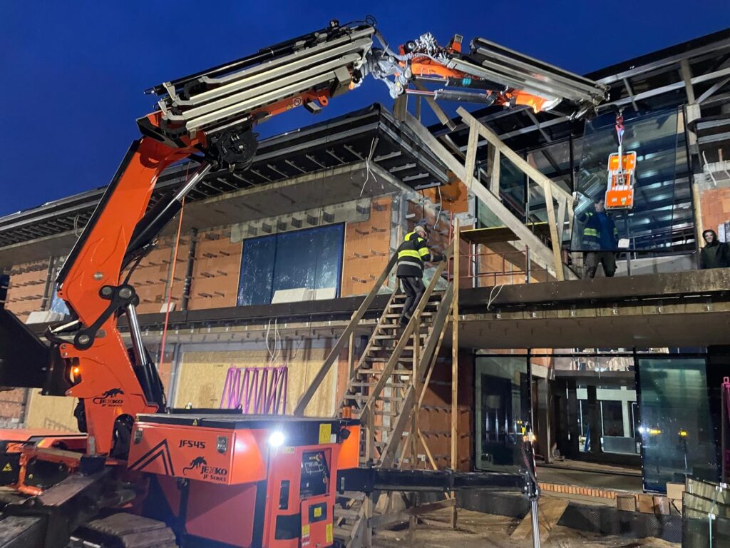 Nocny montaż szyb z użyciem mini żurawia Jekko