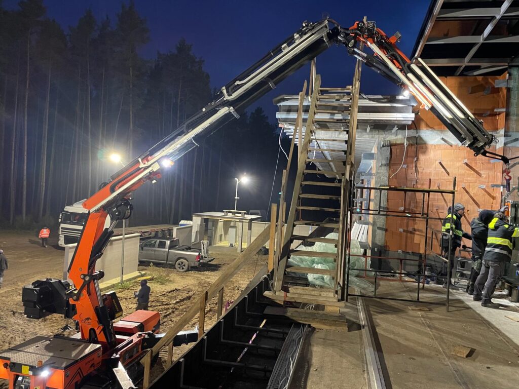 Mini żuraw Jekko podczas prac nocnych przy montażu szyby