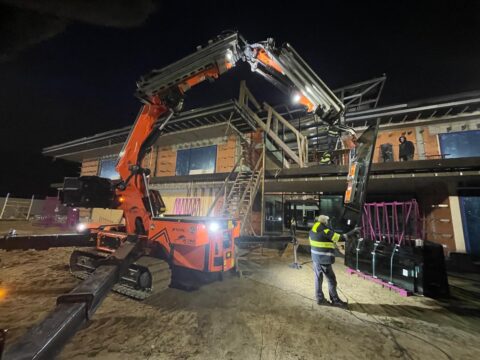 Mini żuraw Jekko podczas prac nocnych przy montażu szyby